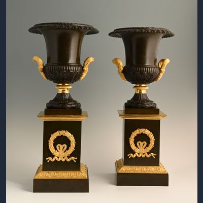 Een stel vuurverguld en gepatineerde bronzen Empire siervasen