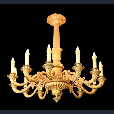 Een vuurvergulde bronzen kroonluchter