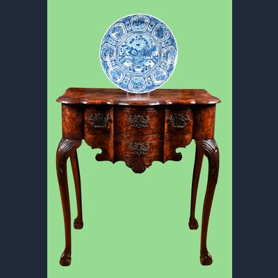 Een wortelnoten wandtafel