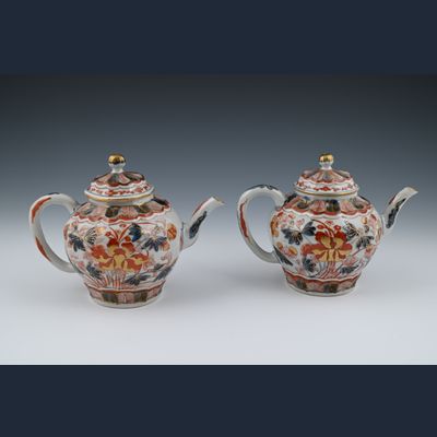 Een stel Chinese porseleinen  Imari theepotten