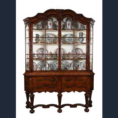 Een zeldzaam kleine porseleinkast