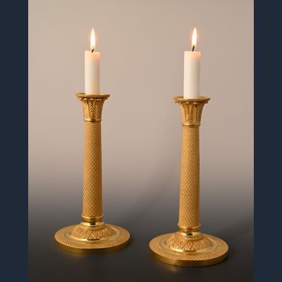 Een stel Empire kandelaars