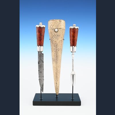 Barnstenen reisbestek in roggehuiden etui.