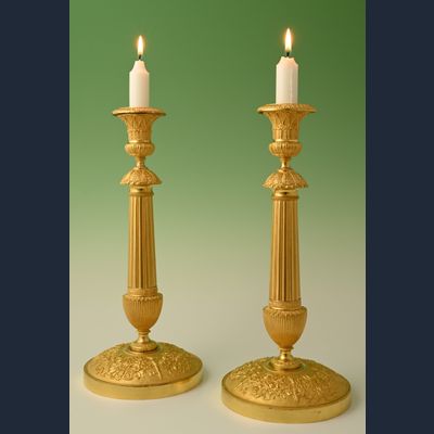 Een stel vuurvergulde Empire kandelaars