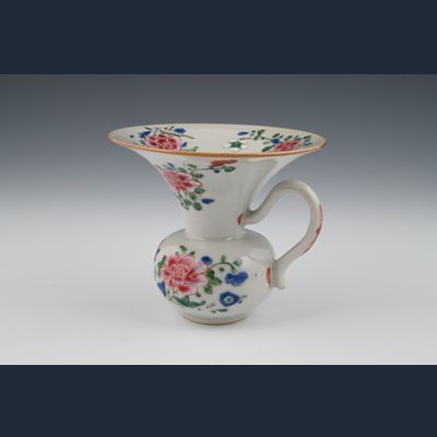 Een Chinese Famille Rose kwispedoor