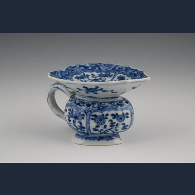 Een Chinees porseleinen kwispedoor