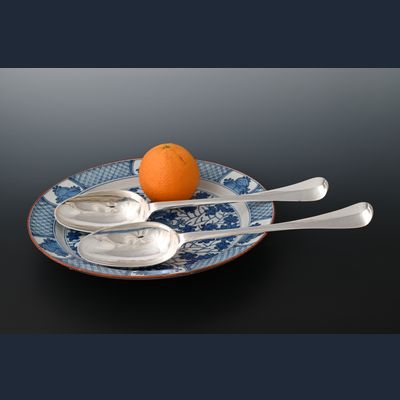 Twee grote zilveren opscheplepels