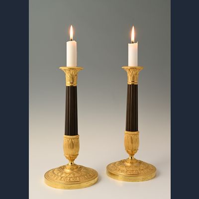 Een stel Empire kandelaars