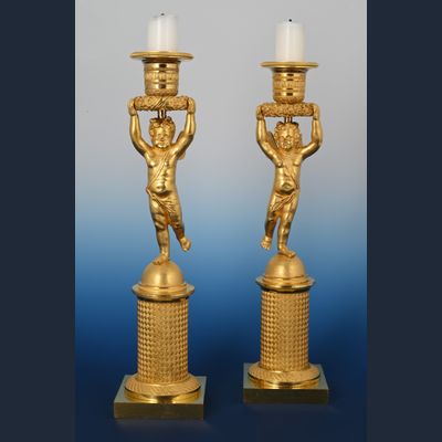 Een stel Empire kandelaars