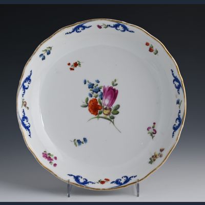 Een Hollandse porseleinen bord gemerkt M.O.L.