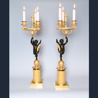 Ein paar große Empire-Kerzenständer