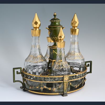 Een gelakt tinnen Hollands olie- en azijnstel