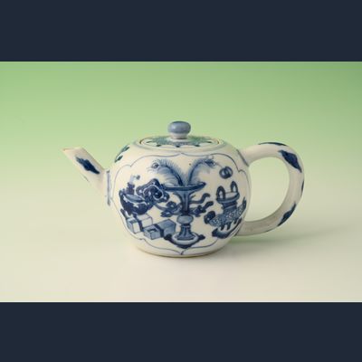 Een KangXi blauw-witte porseleinen theepot uit ca. 1700