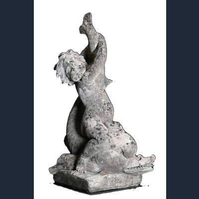 Een zeldzaam tuinbeeld van zandsteen, tevens een fontein