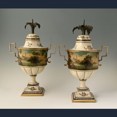 Een zeldzaam fraai paar gelakte tinnen kastanje vazen