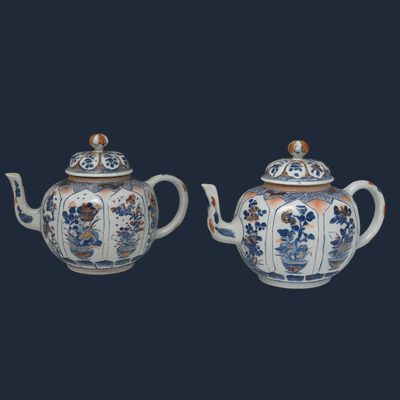 Een paar grote Chinese Imari theepotten