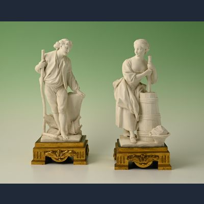 Een paar decoratieve biscuit-porseleinen beeldjes