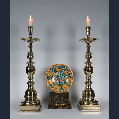 Een zeldzaam paar grote geelkoperen kandelaars met vierkante voet.