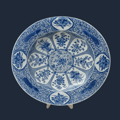 Een zeer grote Chinees porseleinen schotel, diameter 55 cm.