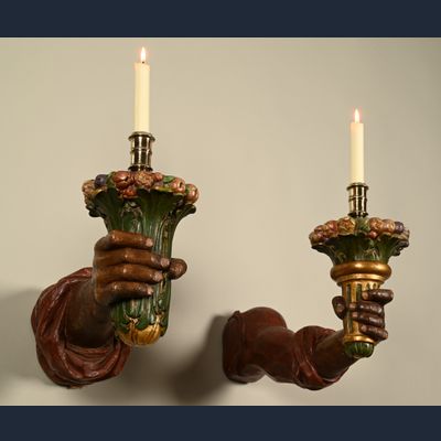 Een paar koloniale wand-armen