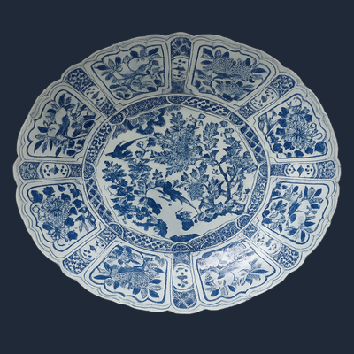 Een Chinees porseleinen 'kraak' schotel