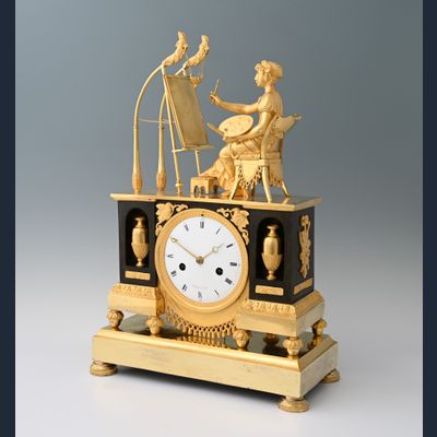 Eine Empire-Pendeluhr „Allegorie der Malerei“