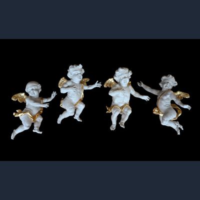 Vier polychrome hölzerne Engel