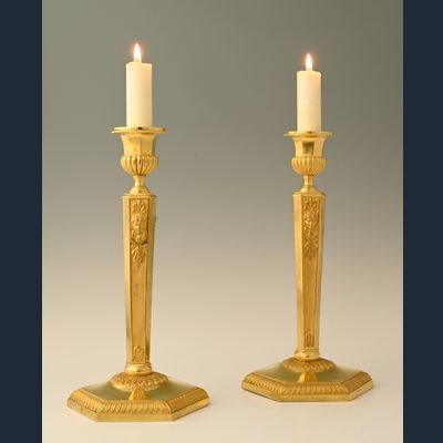 Een stel Empire kandelaars