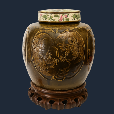 Een grote Chinese bruin geglazuurde vaas