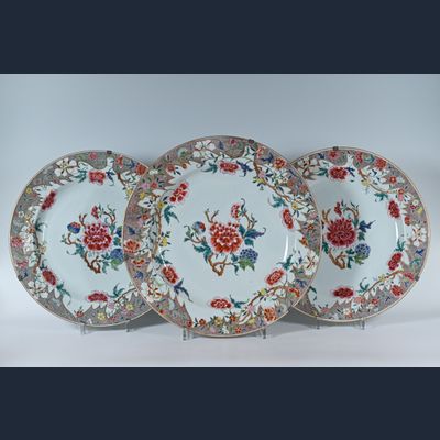 Drie fraaie Chinees porseleinen Famille Rose schotels