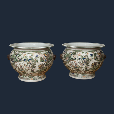 Een indrukwekkend paar zeer grote vissenkommen/cachepots in Kangxi-stijl.