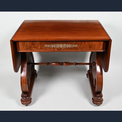 Een mahoniehouten George IV  salontafel