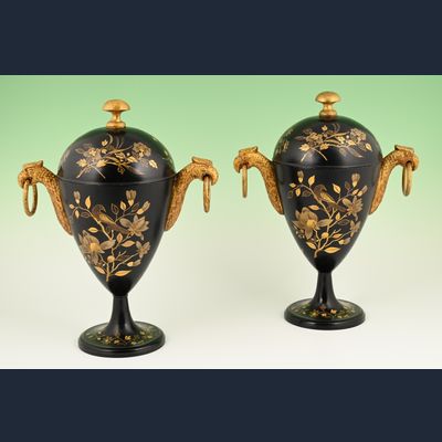 Een stel Hollandse gelakte tinnen kastanje vazen.