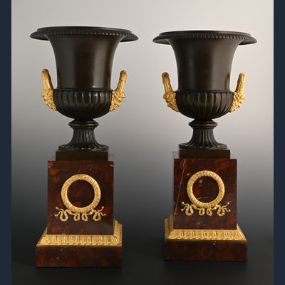 Een stel vuurverguld en gepatineerde Empire siervazen