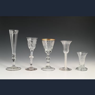 Een collectie gegraveerde glazen