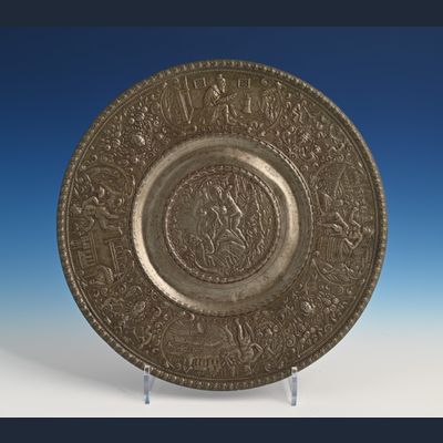 Een tinnen reliëf bordje