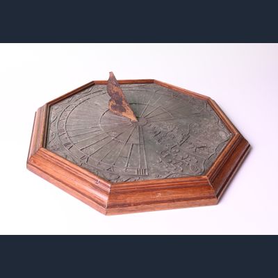 Een leistenen zonnewijzer