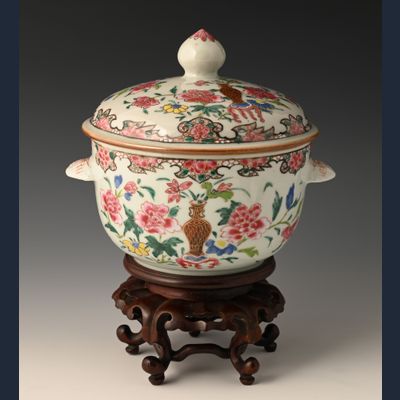 Een Chinees porseleinen Famille Rose dekselpot