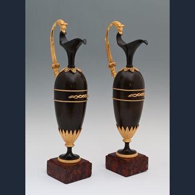 Een paar Empire siervazen