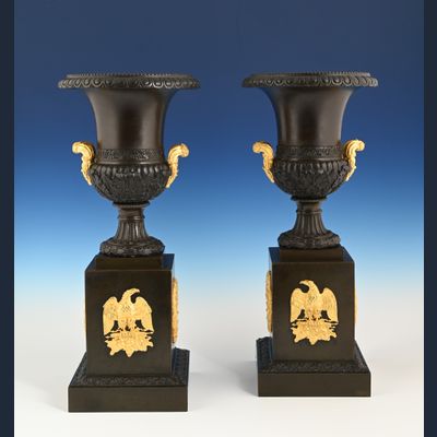 Een paar Empire siervazen