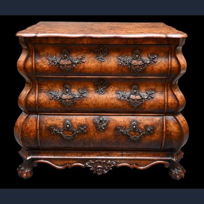 Driemaal gebogen, 18de eeuwse Hollandse commode.