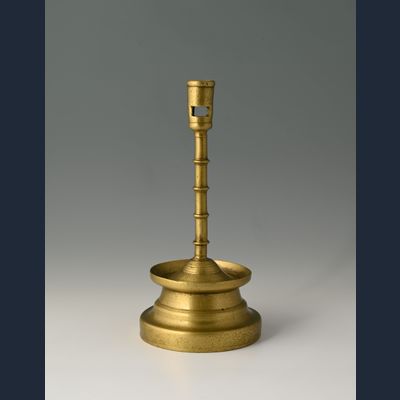 Een bronzen knoopkandelaar