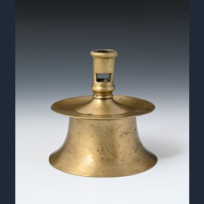 Een bronzen kandelaar