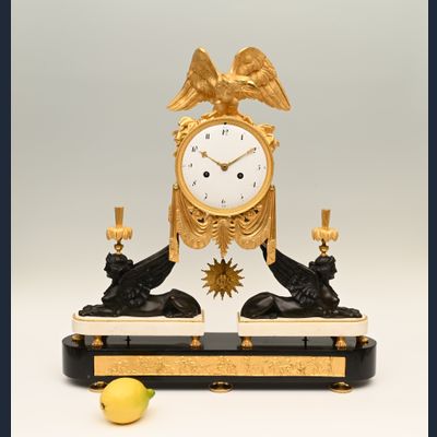 Een bijzondere Louis Seize pendule.