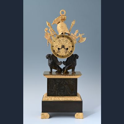 Een Empire pendule met wapentrofeeën