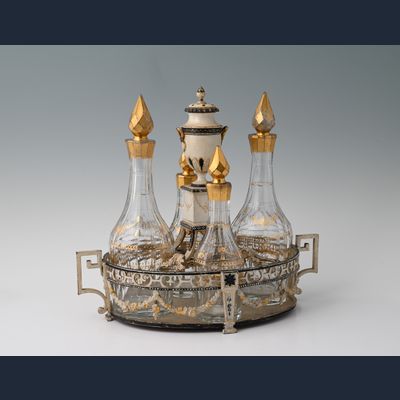 Een gelakt tinnen Hollands olie- en azijnstel