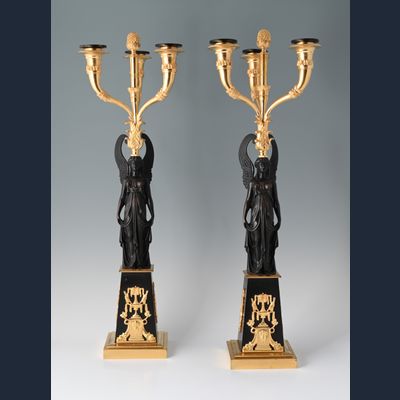 Een paar decoratieve kandelaars