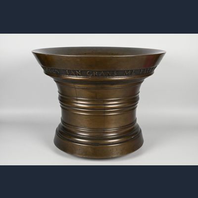 Een zeer grote bronzen vijzel