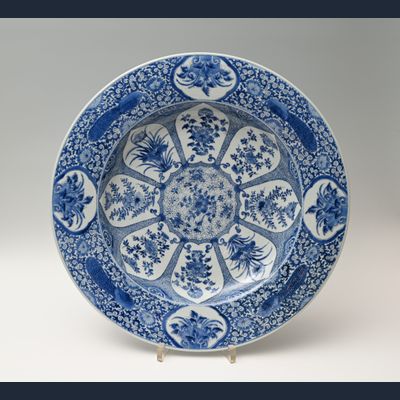 A very large Chinese porcelain dish, diameter 55 cm.