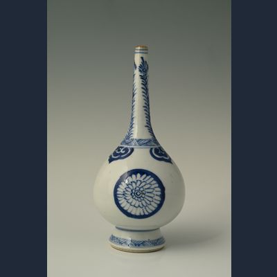 Een Chinese porseleinen sprenkelaar